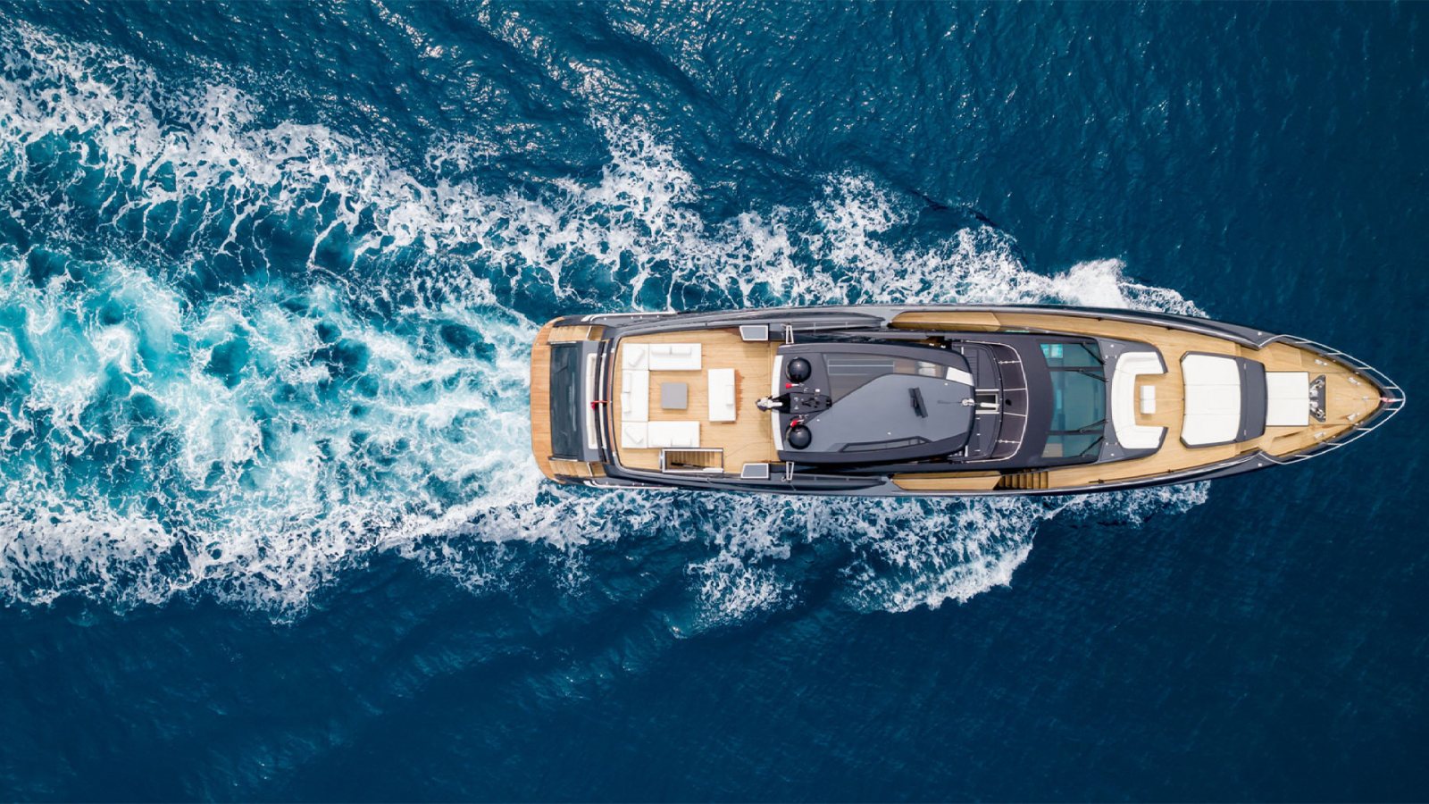 Yacht en navigation sur la Riviera